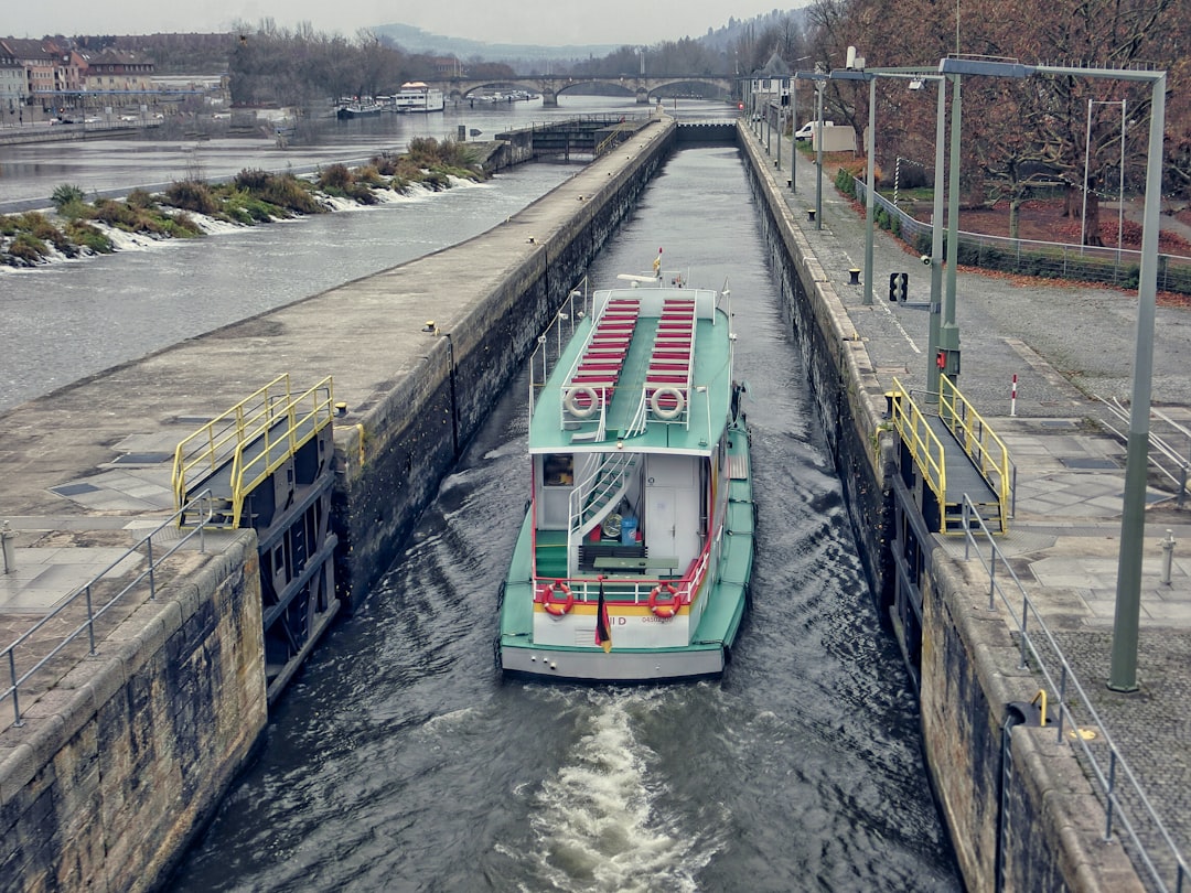 Photo barge carrying capacity