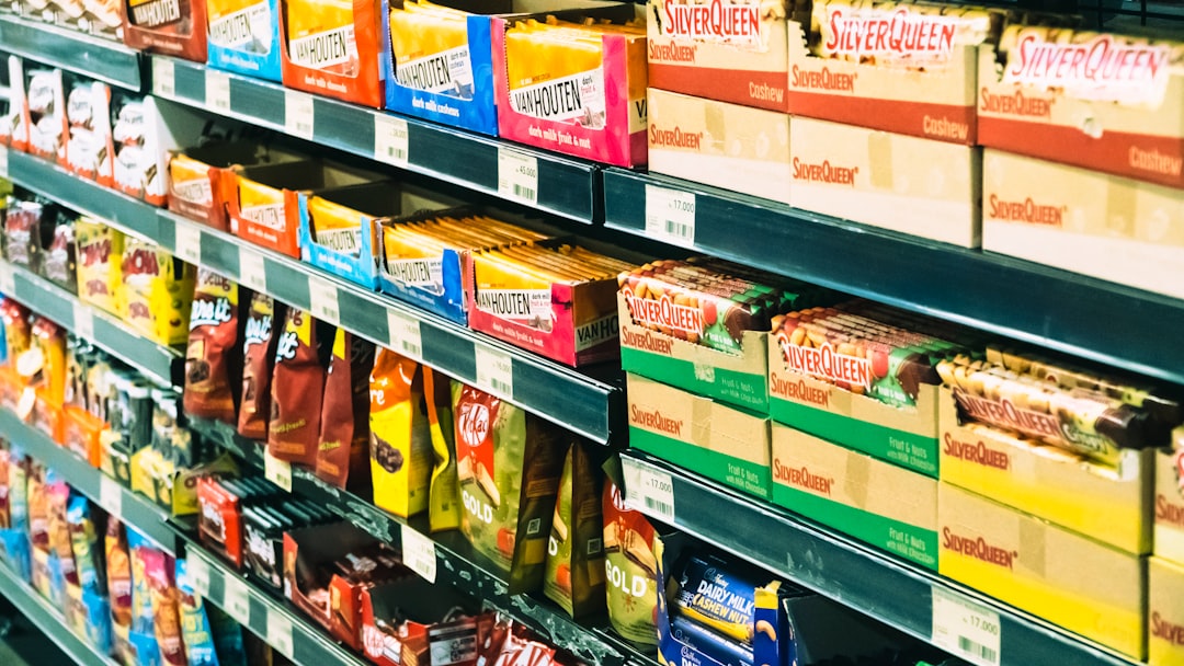 Why Supermarkets Have Little Storage: Efficient Inventory Management