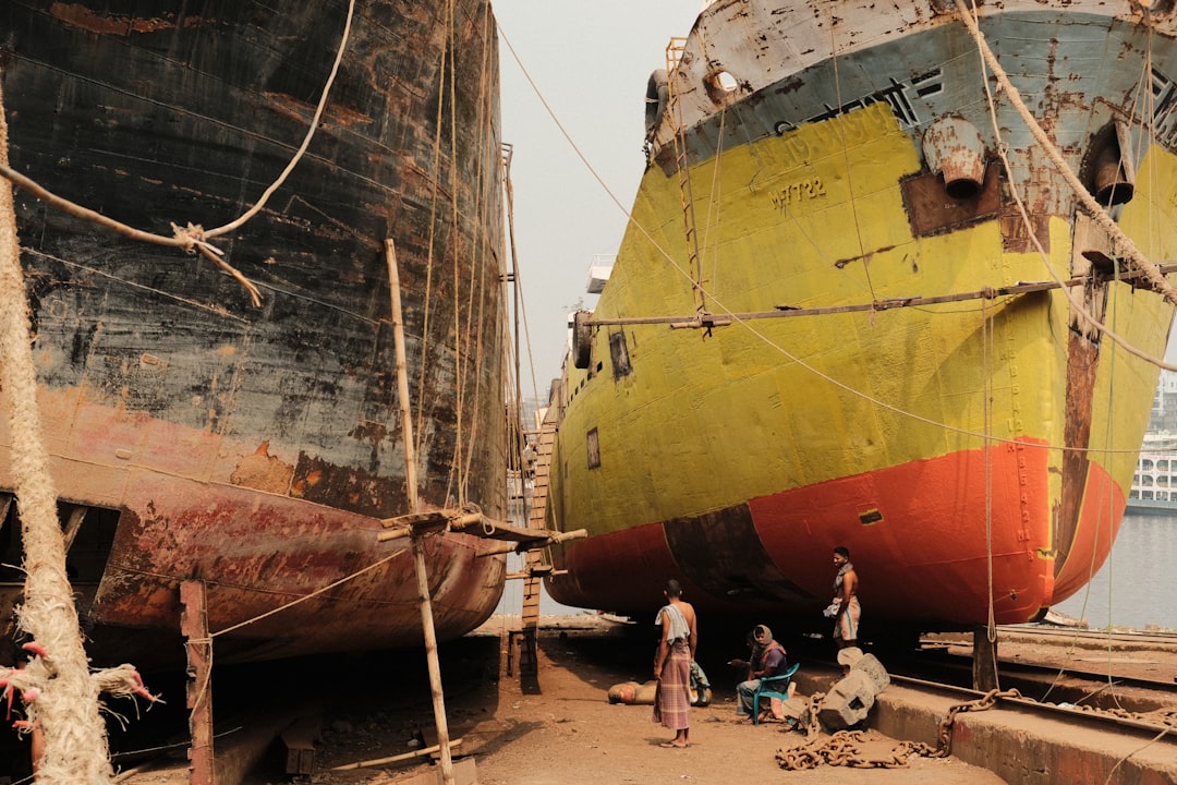 Photo cargo ship dismantling