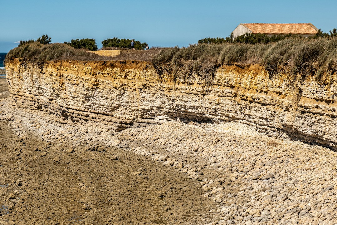 Photo new sandbars vs homes coastal erosion