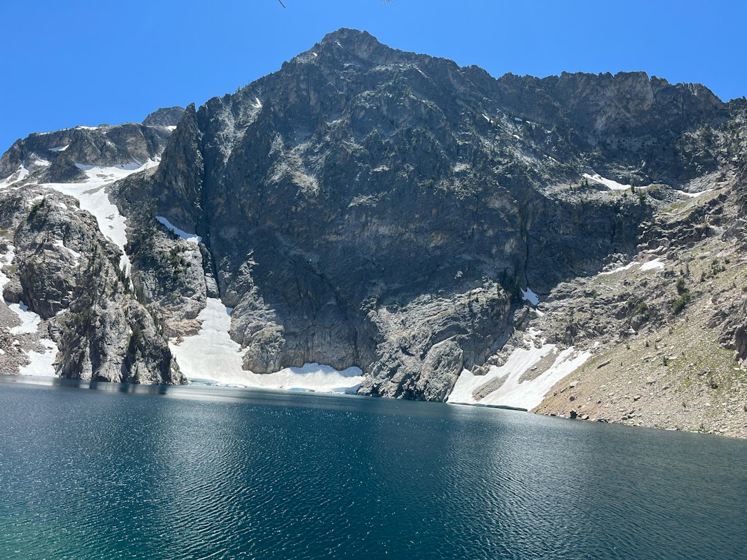 Photo high mountain lake dangers