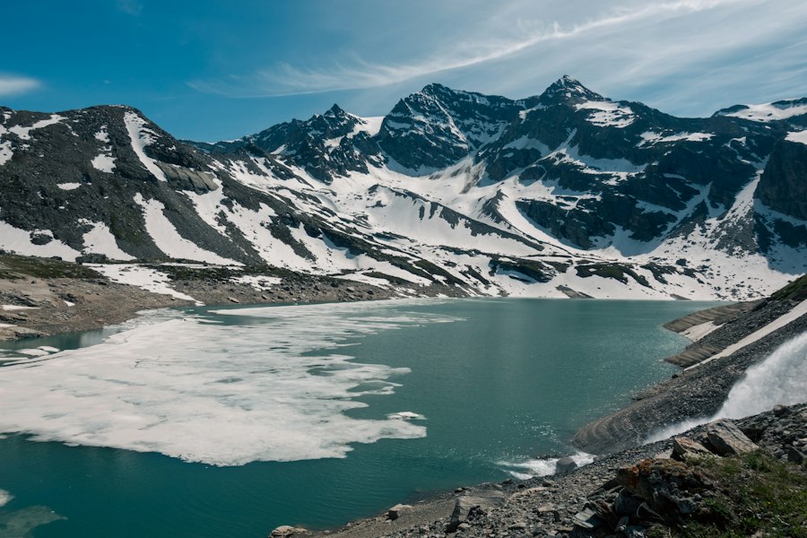 Photo high mountain lake dangers