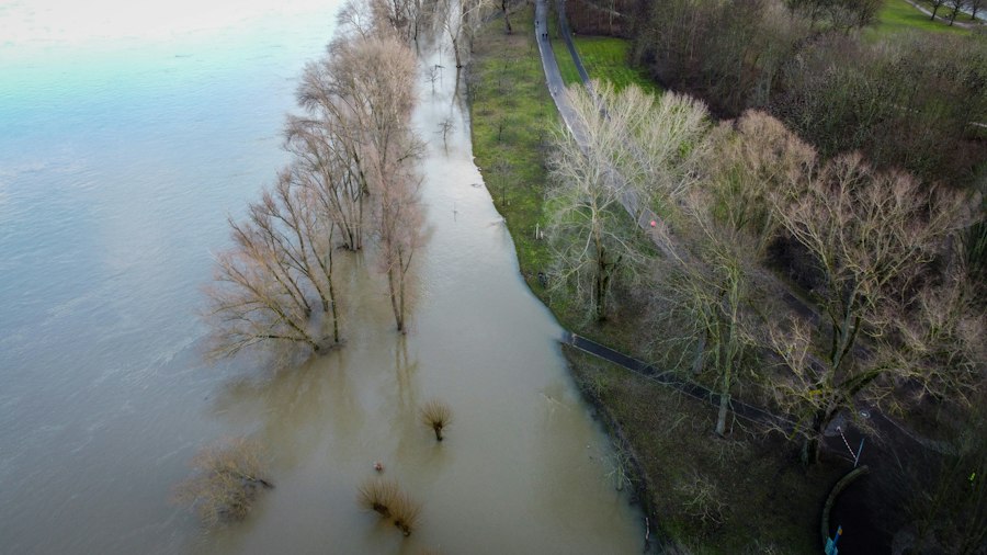 narrow valley flood depth measurement