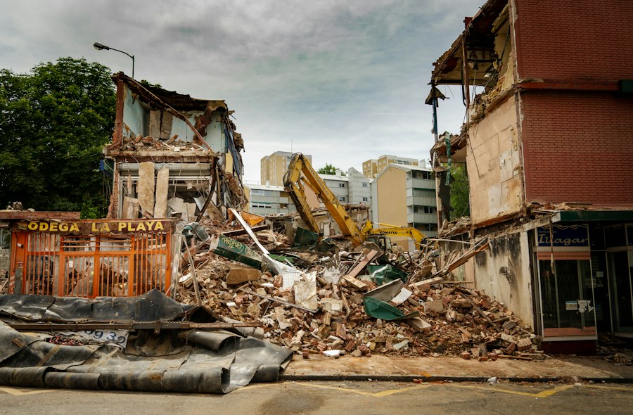 Photo avalanche destroyed town disaster
